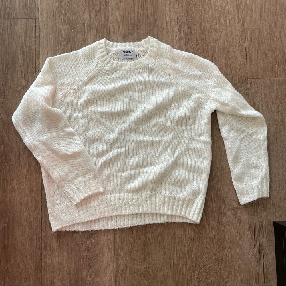 Old navy white sweater never worn (S TALL)